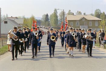 Fra amatørkorpsenes begynnelse på 1800-tallet, har korpsmusikken vokst til å bli en sentral del av norsk kultur. I 2000 hadde Norges Musikkorps Forbund over 66 000 medlemmer, og i 1970-årene var tallet enda høyere. Fotografiet viser 17. mai-toget i Brumunddal i 1970. Les mer om et bredere kulturliv og en ny kulturpolitikk siden 1970-årene . Foto: Domkirkeodden