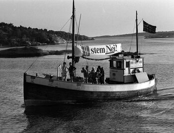 Folkebevegelsen mot norsk medlemskap i Fellesmarkedet i aksjon langs Norges kyst i 1972. Les mer om debatten og folkeavstemningen om norsk medlemskap i EF . Foto: Jarle Bruvik/Aktuell/NTB scanpix