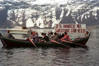 Demonstranter i Hardangerfjorden under Hordaland Arbeiderpartis årsmøte. Les mer om Norges nei til EU i 1994 .&amp;#160;Foto: Agnete Brun/NTB scanpix
