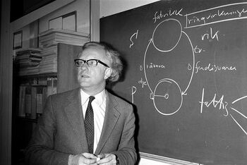I 1969 ble Johan Galtung professor i konflikt- og fredsforskning ved Universitetet i Oslo. Her er han fotografert i 1973. Les mer om det omstridte fredsprofessoratet . Foto: Hans Kristian Riise/VG/NTB scanpix