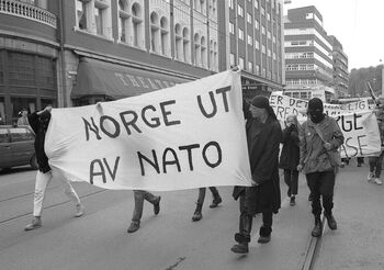 I mai 1987 besøkte USAs forsvarsminister Caspar Weinberger Norge. I forbindelse med besøket demonstrerte 10 000 gatene i Oslo, som førte til harde sammenstøt mellom politi og demonstranter. I intervju med NRK omtalte Weinberger Sovjetunionen som en angripende stat og Vestens militære strategi som forsvar, som bare kunne holde Sovjet i sjakk gjennom «avskrekking».&amp;#160;Les mer om den norske utenrikspolitikken etter 1970 .&amp;#160;Foto: Arve Schaug/NTB scanpix