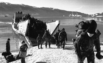 I mars 1995 ble NATO-øvelsen «Strong Resolve» avviklet i Møre og Romsdal. Fra norsk side deltok blant anna Telemarksbataljonen og Brigade 12. Her gjør NATO-soldater landgang i Surnadal under øvelsen. Les mer om den norske utenrikspolitikken etter 1970 . Foto: Kjell Herskedal/NTB Scanpix