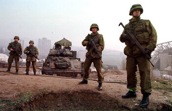 Telemarksbataljonen ble i 1993 oppretta av Stortinget for å bidra til NATOs utrykningsstyrker. Avdelingas første internasjonale oppdrag var et bidrag til NATOS Stabilization Force i Bosnia–Hercegovina fra januar 1997 til juli 1999. Her er norske soldater fra Kompani Delta, i ferd med å sikre NATO-styrken ved det gamle OL-anlegget Kosovo stadion i Sarajevo, i 1997. Les mer om den norske utenrikspolitikken siden 1970 .&amp;#160;Foto: Stein J. Bjørge/NTB Scanpix