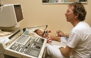 Etter 1970-tallet kom flere nye diagnostiserende hjelpemidler til. Ultralydundersøkelse kunne påvise sjukelige forandringer i indre organ, som arrdannelser, svulster og cyster. Ultralydundersøkelse ved Akershus Universitetssykehus i 1991. Les mer om bedrede helsetilbud og nye utfordringer for helsevesenet i Norge etter andre verdenskrig . Foto: Birger Areklett/NN/Samfoto/NTB scanpix