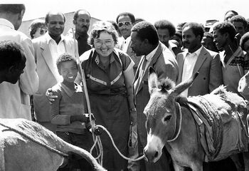 Reidun Brusletten (KrF), utviklingsminister fra 1984 til 1986, på reise til Sidamo-provinsen i Sør-Etiopia i 1985. Les om norsk utviklingshjelp etter 1970 . Foto: Svein Tornås/NTB scanpix