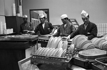 Arbeidsinnvandrere har kommet til Norge i lang tid, blant annet henta bergverka i Norge tyske fagfolk på 1600-tallet, og på 1800-tallet kom det 100 000 svenske arbeidsinnvandrere til Norge. Fra 1960 begynte det å komme arbeidssøkende fra fjernere himmelstrøk. Bashir Ahmad fra Pakistan jobbet i 1970 i oppvasken ved Blindern studenthjem i Oslo, sammen med tre kollegaer fra Marokko. Les mer om den nye innvandringen til Norge . Foto: Ivar Aaserud/Aktuell/NTB scanpix