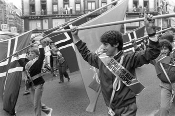 Antirasister mobiliserte etter at nynazister hadde framsatt bombetrusler mot Sagene skoles deltakelse i barnetoget i Oslo i 1983, grunnet skolens høye andel av barn med innvandrerbakgrunn. Hele skolen deltok under slagordet «17. mai for alle!», som også ble et multikulturelt arrangement på grunnlovsdagen i hovedstaden. Her fra barnetoget i 1984. Les mer om den nye innvandringen til Norge . Foto: Erik Thorberg/NTB scanpix