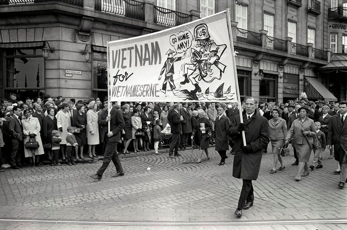 Fotografi av parole foran demonstrasjonstog: "Vietnam for Vietnameserne"