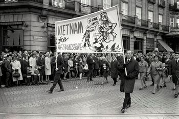 Parole i 1. mai-toget i Oslo i 1968. Les mer om de sosiale bevegelsene i Norge rundt 1970 . Foto: ukjent/Arbeiderbevegelsens arkiv og bibliotek/ CC BY-NC-ND