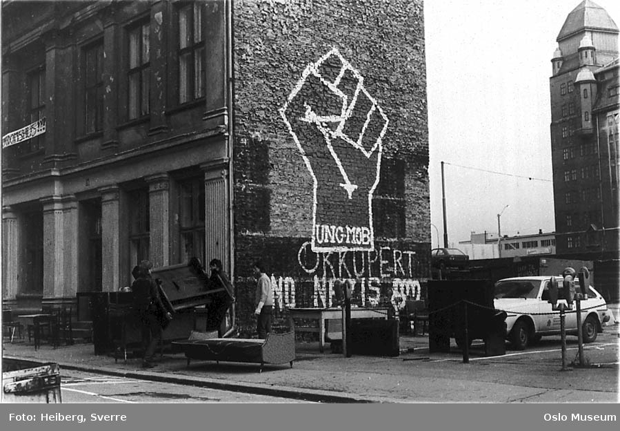 Foto av gammel bygård med grafitti