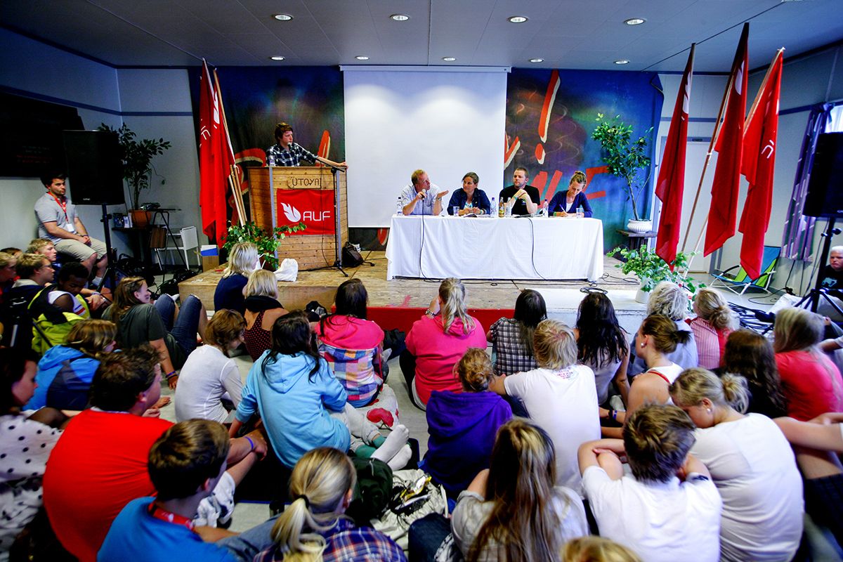 Fotografi som viser paneldebatt med tilhørere: AUF diskuterer oljeleting
