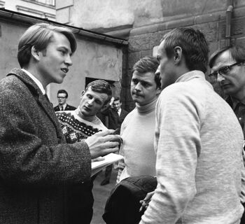 I 1969 hoppet tre unge polakker av turistskipet «Bator» i Drøbaksundet og søkte om politisk asyl. På bildet blir de intervjuet av en journalist fra NTB. Les mer om den historiske overgangen fra «flyktninger» til «asylsøkere» . Foto: NTB Scanpix