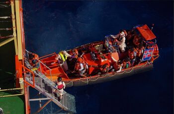 I mai 2015 ble det klart at d et norske forsyningsskipet «Siem Pilot» skulle inngå som norsk bidrag i EUs grenspatrulje i Middelhavet . Politidirektoratet fikk ansvaret for oppdraget som også innebar redningsoperasjoner. Både båtmannskap, politi, soldater og legepersonell fra Norge tok del operasjonen. Her ser vi en av skipets to hurtidgående redningsbåter bringe flyktninger ombord i septmber 2016. Foto: Kripos