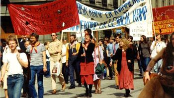 Homobevegelsen markerte seg i 1.mai-tog på 1970- og 80-tallet. Les meir om synet på ekteskapet i den norske homobevegelsen . Foto:&amp;#160; Skeivt arkiv