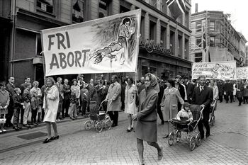 Kvinner og menn demonstrerer for tilgang til fri abort i 1. mai-toget i Oslo, 1968. Foto: Ukjend/Arbeiderbevegelsens arkiv og bibliotek/ CC BY-NC-ND