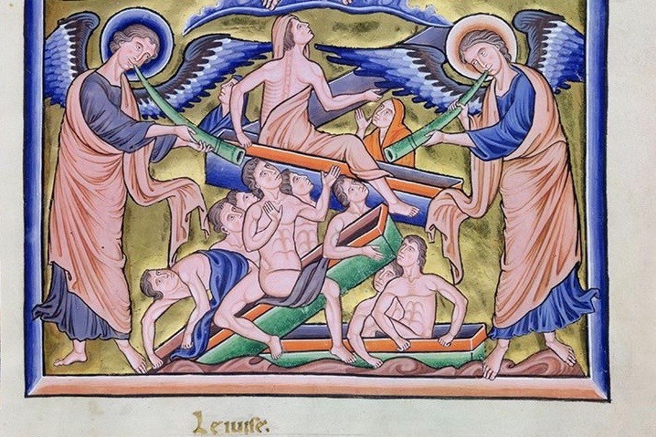 Detalj fra et bokmanuskript som viser to engler med basuner og mennesker som står opp på dommens dag. 
