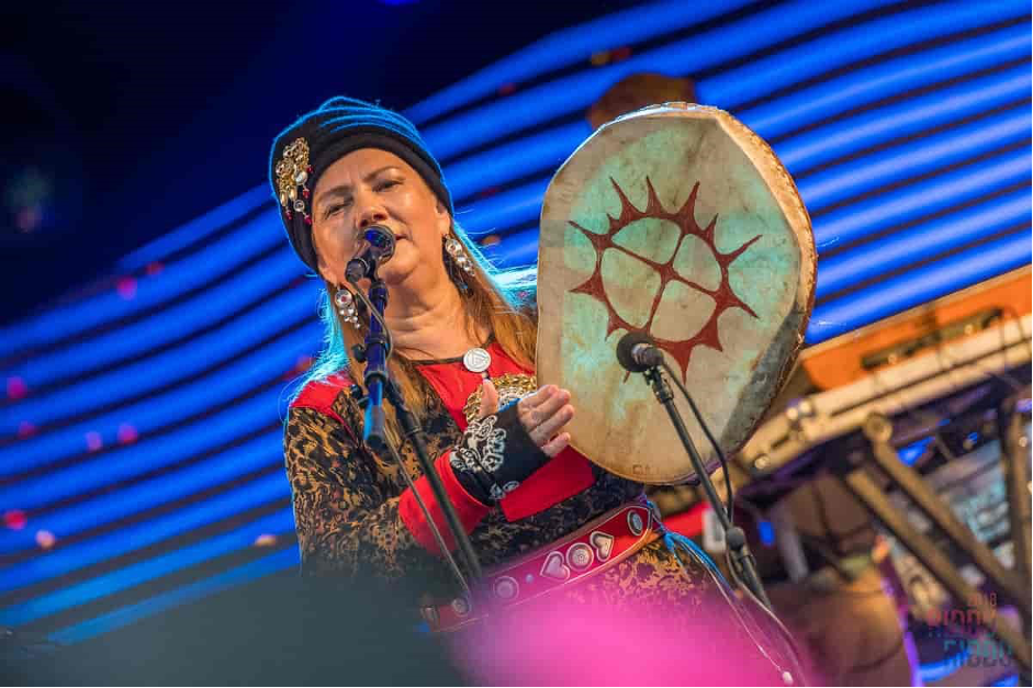 Artist på scenenen med et tradisjonelt samisk instrument