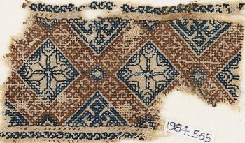 Denne tekstilen er rundt 1000 år gammel og stammer fra Egypt. Hovedmotivet i broderimønsteret er åttebladsrosen. Det samme mønsteret kan sees i tradisjonell folkekunst og husflid i en rekke land i og utenfor Europa. Så, hvor norsk er åttebladsrosen egentlig? (Bilde 3 av 3) Foto: Ashmolean Museum, University of Oxford