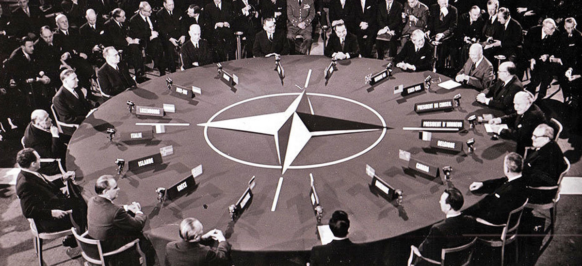 Stiftelsesmøtet til NATO. Deltakere sitter rundt bordet.