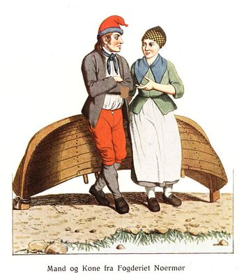 Mann og kvinne som sitter på en båt. De har på seg tradisjonelle folkedrakter.