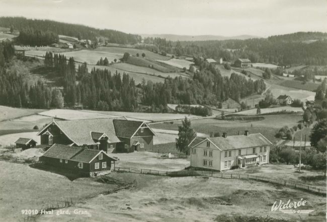 Bildet viser hval gård på Gran på 1950-tallet