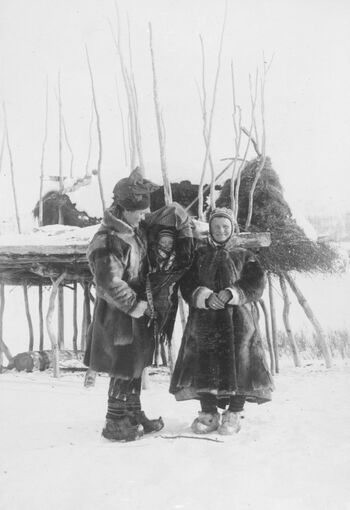I bakgrunnen ses en luovvi, et lagerstillas for nødvendige varer og utstyr. Foto: Ellisif Rannveig Wessel. Tilhører Grenselandmuseet. CC BY-NC-SA