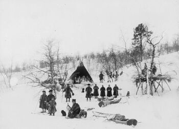 På fjellet ovenfor Sandnesdalen, Sør-Varanger vinteren 1897. Vappus Jon Must står midt i bildet med lua i hånda. Foto: Ellisif Rannveig Wessel. Tilhører Grenselandmuseet. CC BY-NC-SA