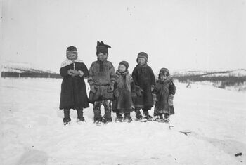 Fra venstre: Margit Menna, Mathis O. Noste, Inga Menna, Bigga Noste, Ellen Inga Noste. Foto: Ellisif Rannveig Wessel. Tilhører Grenselandmuseet. CC BY-NC-SA