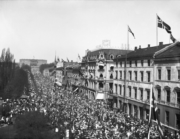 folkemasse nedover Karl Johan under 17. mai feiring