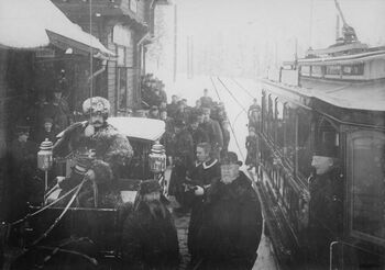 En prøvetur med Holmenkollbanen gikk av stabelen&amp;#160;fra Majorstuen til Slemdal stasjon 3. februar&amp;#160;1889.&amp;#160;Slemdal var midlertid endestasjon til 31. mai same år. Mannen i hestevogn&amp;#160;er Oscar II. Fotograf: Narve Skarpmoen. Eier: Oslo Museum.