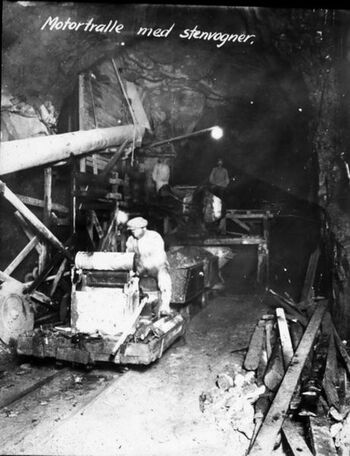 Anleggsarbeidet med tunnelen fra sentrum til Majorstuen i 1915. Trallene har motor. Foto: Holmenkollbanen AS. Eier: Oslo byarkiv.