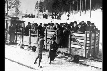 Ved Sogn, på vei til Holmenkollsøndag. Fotograf: ukjent. Eier: Oslo byarkiv.