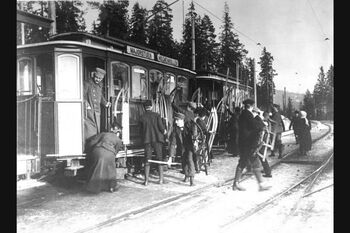 Midtstuen stasjon i 1900. Fotograf: ukjent. Eier: Oslo byarkiv.