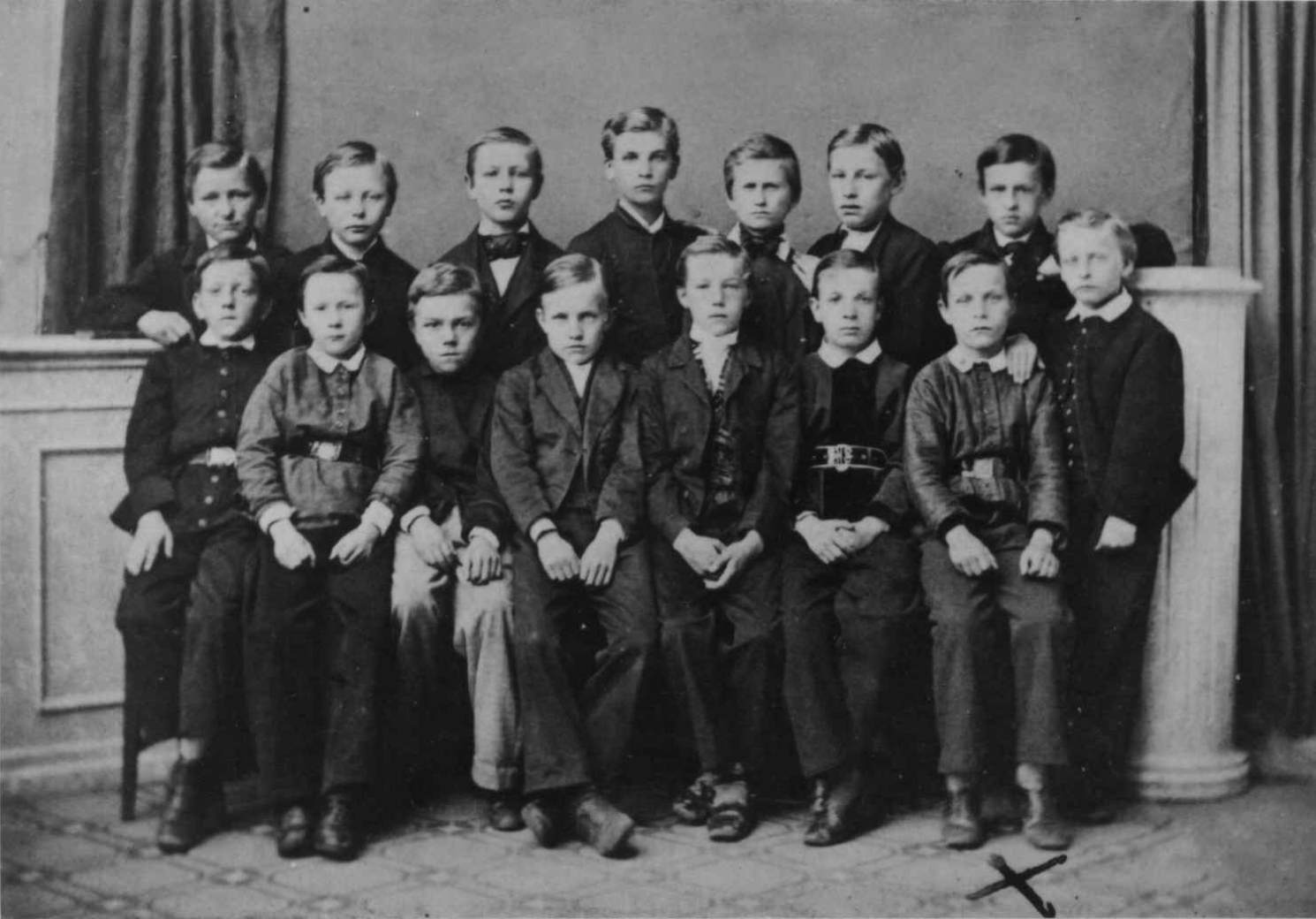 Foto fra 1860-åra av en gutteklasse