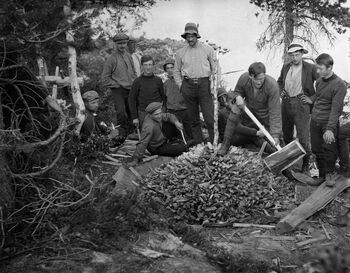 Bygging av tjæremile i nærheten av Langvassheimen i Furudal statsallmenning i Nord-Trøndelag. Bildet er tatt mellom 1902 og 1918. Foto: Barth, Agnar Johannes / Anno Norsk Skogmuseum.