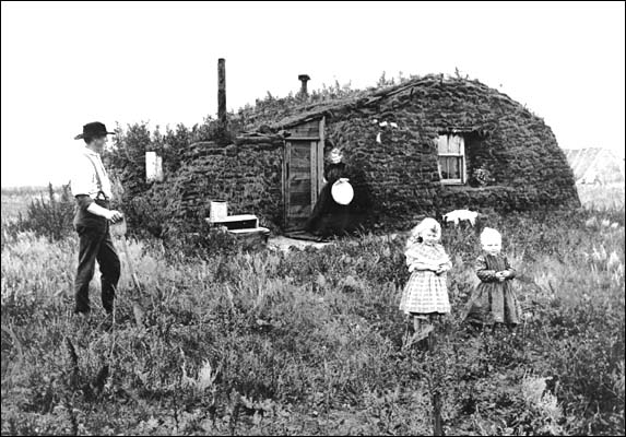 Lincoln signerte The Homestead Act i 1862. Loven ga familier land mot en liten sum penger. Familiene måtte forplikte seg til å bo der i minst fem år, bygge et hus og dyrke landet. Mange nordmenn slo seg ned i Nord-Dakota-territoriet. Her ser vi en liten norsk familie som har slått seg ned på "storsletta", som Rølvaag kalte prærien, og bygget et jordhus som midlertidig hjem. 
