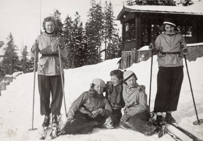 Damer på ski. Hvilepause utenfor hytte