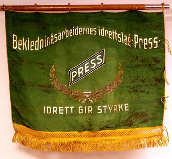 Mange yrkesgrupper hadde sin egen fane som denne til bekledningsarbeiderne. Eier: Arbeiderbevegelsens arkiv og bibliotek