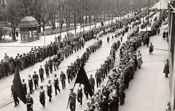 AIF´s jubileumsopptog på Karl Johans gate 8. juni 1934.Eier: Arbeiderbevegelsens arkiv og bibliotek.