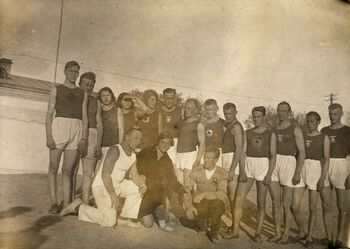 Den Røde Sportsinternasjonale (RSI). Norske og Russiske arbeideridrettsutøvere. Gerda Aasebøe nr fire fra venstre. Muligens Moskva.Udatert.Eier: Arbeiderbevegelsens arkiv og bibliotek.