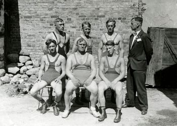 Den norske brytertroppen til Arbeiderolympiaden i Wien i Østerrike, juli 1931.Stående fra venstre: Dagfinn Svendsen, Th. Johansen, Gunnar Eliassen og Dagfinn Bech, som fungerte som tolk. Sittende fra venstre: Arne Søderlund, Trygve Olsen og Robert Heggeli. Eier: Arbeiderbevegelsens arkiv og bibliotek.