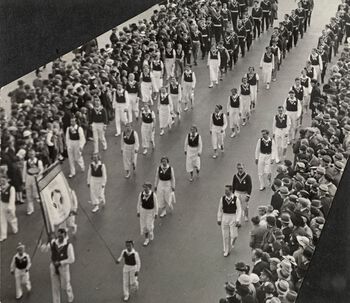 Sportsklubben "Vidar" deltar i en 1. mai-demonstrasjon i Oslo på 1930-tallet. Eier: Arbeiderbevegelsens arkiv og bibliotek.
