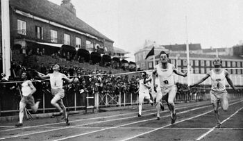 Fra et AIF-mesterskap på Bislet i siste halvdel av 1920-tallet. Fra venstre: Oscar Olsen, Gustav Hansen, Kåre Haugen og Rolf Svendsen (Nr. 10). Eier: Arbeiderbevegelsens arkiv og bibliotek.