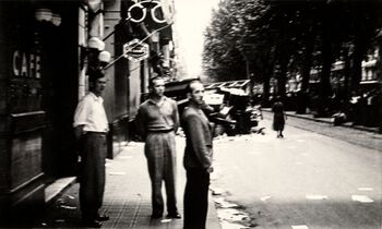 Rolf Hofmo &amp;#160;(1898-1966), idrettsleder og politiker&amp;#160;sammen med to deltakere på gata i Barcelona under Arbeiderolympiaden 1936.&amp;#160;Hofmo stiftet det politiske idrettslaget Spartacus&amp;#160;i 1920 og fra 1931-1940 var han daglig leder i Arbeidernes Idrettsforbund. Etter krigen satte han spor etter seg med å stifte Norsk Tipping og sørge for utbygging av en rekke idrettsanlegg. Eier:&amp;#160;Arbeiderbevegelsens arkiv og bibliotek.