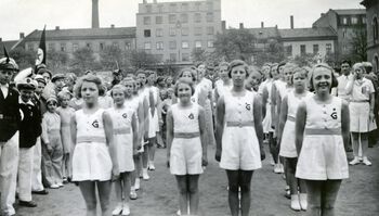 Idrettslaget "Grafia" på Tullinløkka under AIFs propagandauke 9. mai 1937.&amp;#160;Eier: Arbeiderbevegelsens arkiv og bibliotek.