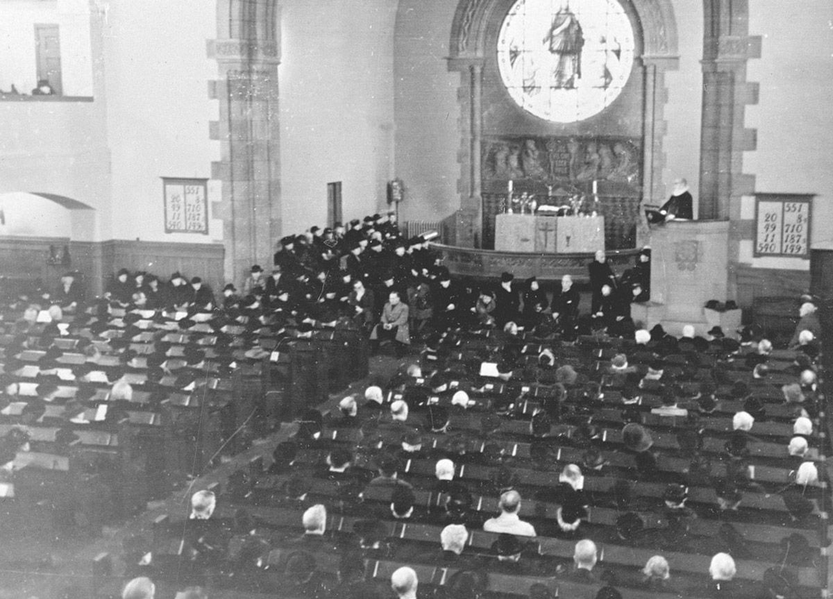 En prest uten NS-bånd forretter til en fullsatt Frogner kirke i 1940. Foto: NTB scanpix