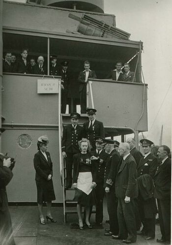Margit Johnsen var messejente på M/S Talabot og får her&amp;#160;The British Empire Medal av admiral J.S. Ritchie. Talabot&amp;#160;var under kraftig luft- og sjøangrep på sin ferd til Alexandria fra Malta, men modige "Malta-Margit" serverte mannskapet hele veien.