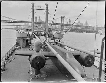 Et norsk motorskip med fly på dekk på vei ut av New Yorks havn for å slutte seg til en konvoi til England.&amp;#160;