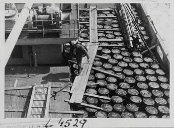 Et skip i den norske handelsflåten med dekket fullastet med fosfortanker.&amp;#160;