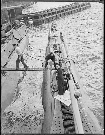 KNM "Ula" klargjøres i en britisk havn i februar 1944. Forsyninger for flere uker bæres ombord.&amp;#160;